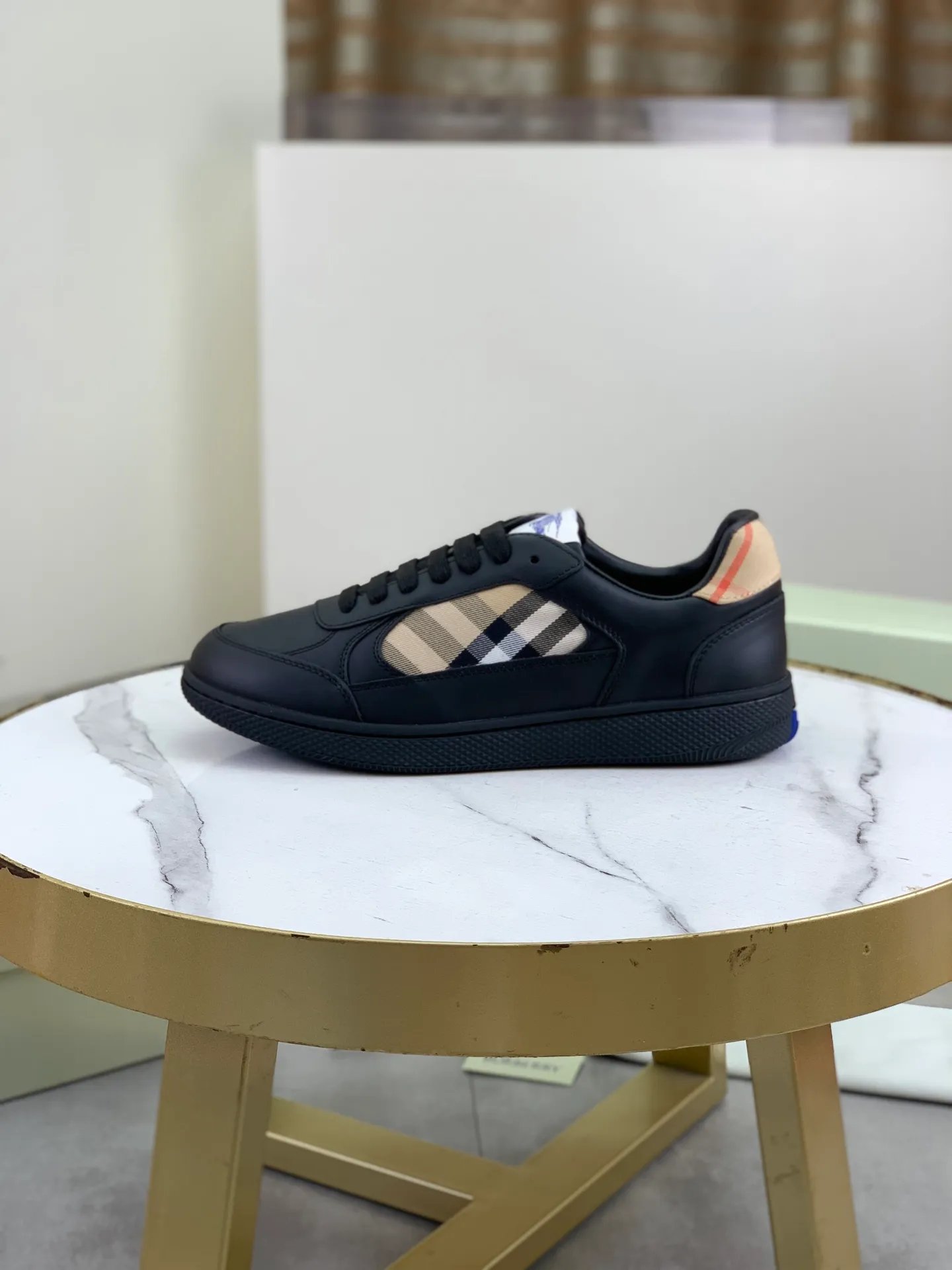 Factory price P640 [BURBERRY] Burberry - High-end quality original order (couples 🧑‍🤝‍🧑 style) - Upper: imported 🔝 original material - Lining: cowhide lining, feet; water-dyed cowhide - Outsole: ultra-light TPR rubber; two-color molded outsole - Super high quality control, fine workmanship: highlighted (high-end, extravagance, grade) -Size: 35-46 (male 38 46 Female 35 40 can be customized)·Color: Multiple colors available